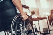 Je možné uložiť invalidnému dôchodcovi trest povinnej práce, ak sa javí zdravotne spôsobilý pre jeho výkon?