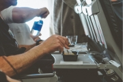 Vyliala sa na vás horúca káva v lietadle?  Za škodu bude zodpovedať letecká spoločnosť