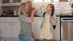 Poslanci navrhujú viac peňazí aj viac voľna pre jednorodičov