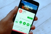 Môže Airbnb sprostredkovať ubytovanie bez preukazu realitného makléra?