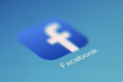 Facebook sprísňuje pravidlá pre politické reklamy