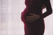 Advokátka na materskej: nástup na materskú dovolenku, poberanie materského a možnosť „fakturovať“ na materskej