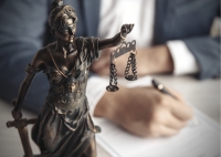 Ohrozenie práva na dôvernú komunikáciu klientov s advokátmi